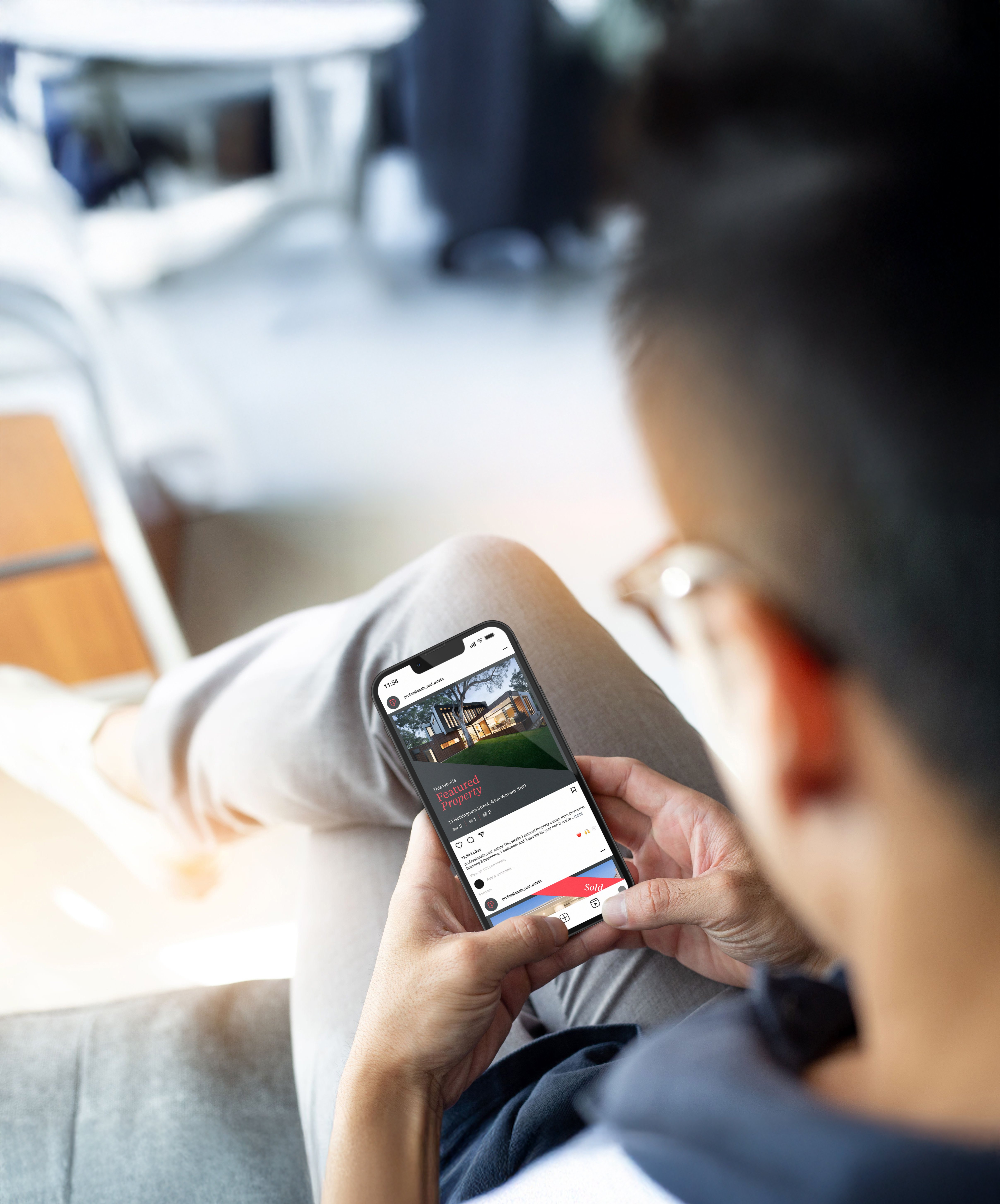 Social-Mobile-Phone-Mockup